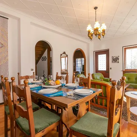 Villa Sleeps 8 Wifi Muronico